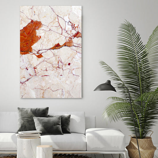 Rechteckiges Akustikbild in orange-beiger Marmoroptik über einem beigen Sofa