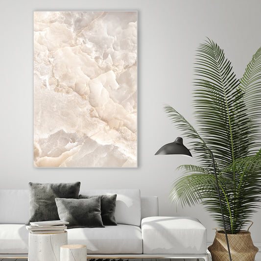 Rechteckiges Akustikbild in beiger Marmoroptik über einem weißen Sofa