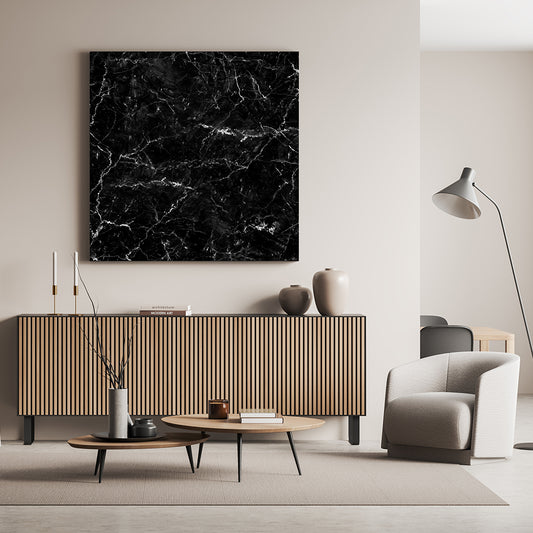 Quadratisches Akustikbild in schwarzer Marmoroptik in einem beigen Wohnraum