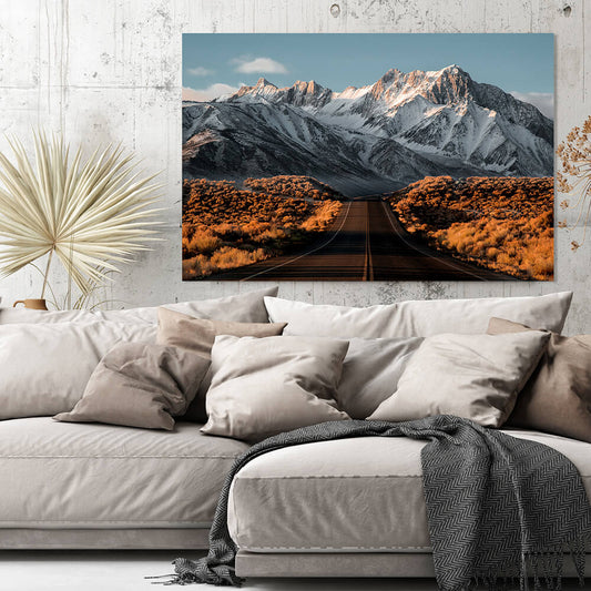 Rechteckiges Akustikbild eines Highways in den Rocky Mountains, über einem beigen Sofas