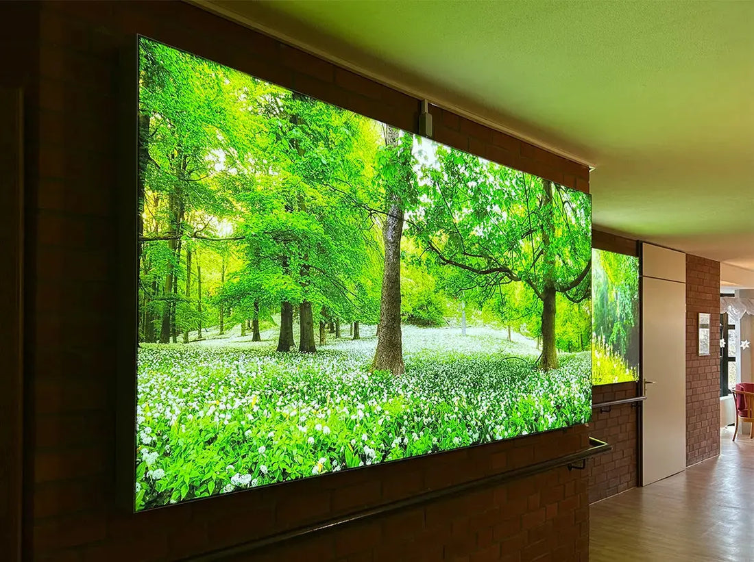 LED-Leuchtrahmen mit Waldmotiv auf dem Gang eines Seniorenheims.