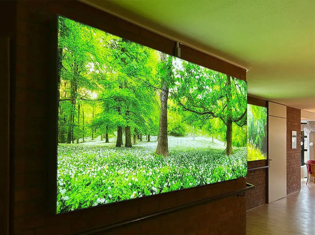 LED-Leuchtrahmen mit Waldmotiv auf dem Gang eines Seniorenheims.