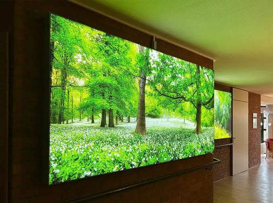 LED-Leuchtrahmen mit Waldmotiv auf dem Gang eines Seniorenheims.