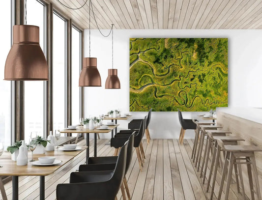 Restaurantansicht mit einem Akustikbild mit Waldmotiv zur Verbesserung der Raumakustik