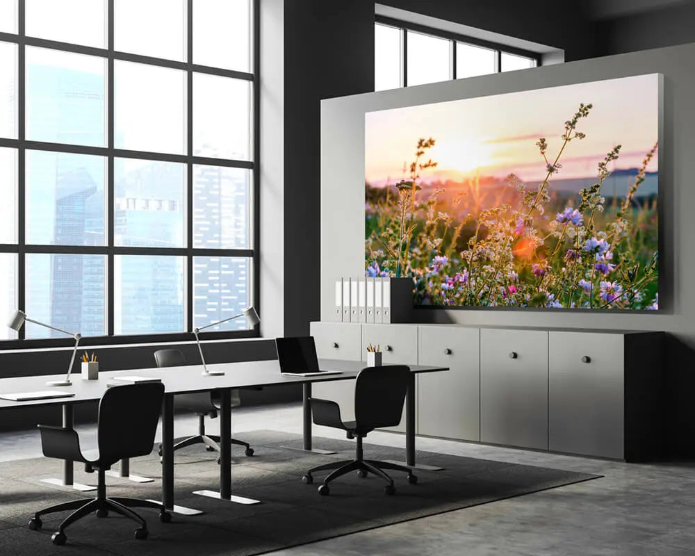 Primex Akustikbild mit Blumenwiesen-Motiv an der Wand eines modernen Büros.