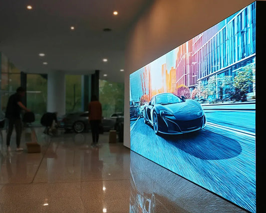 Primex Lichtwand nach Maß in einem Ausstellungsraum eines Autohauses