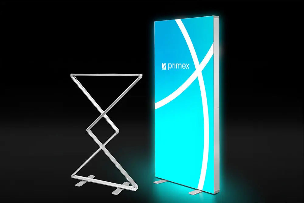 Die faltbare LED-Messewand Lightbox FOLD 2go von Primex mit und ohne Textilbespannung mit einfachem Faltmechanismus