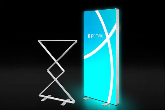 Die faltbare LED-Messewand Lightbox FOLD 2go von Primex mit und ohne Textilbespannung mit einfachem Faltmechanismus
