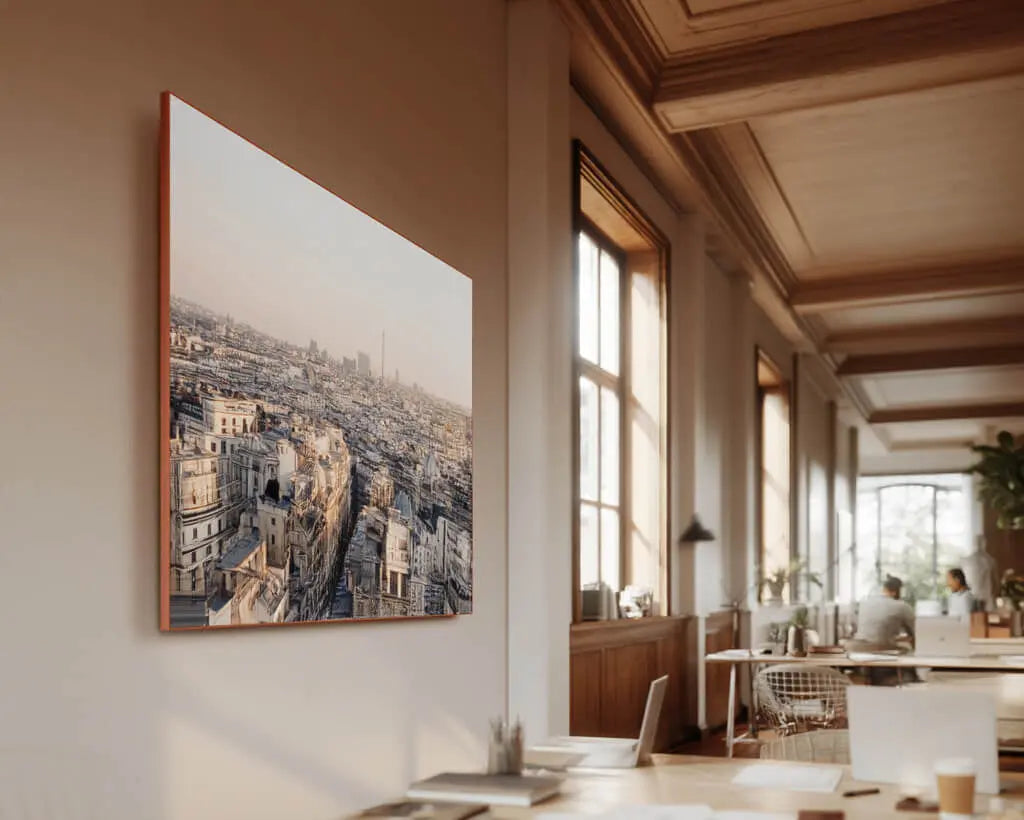 Akustikbild mit Stadtmotiv in einem modernen Büro. Das individuell bedruckte Akustikbild verbessert die Raumakustik und dient gleichzeitig als stilvolle Wanddekoration für Arbeits- und Besprechungsräume.