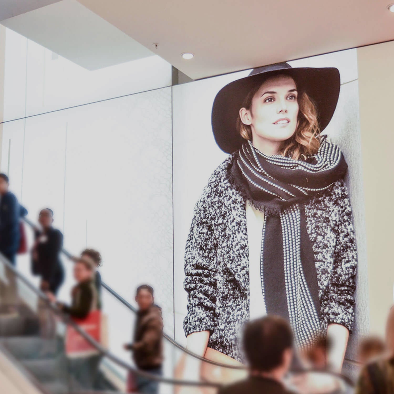 Sonderkonstruktion für C&A Amsterdam: eine LED-Wand, die sich über die Rolltreppe hinaus erstreckt und ein beeindruckendes visuelles Highlight schafft.“