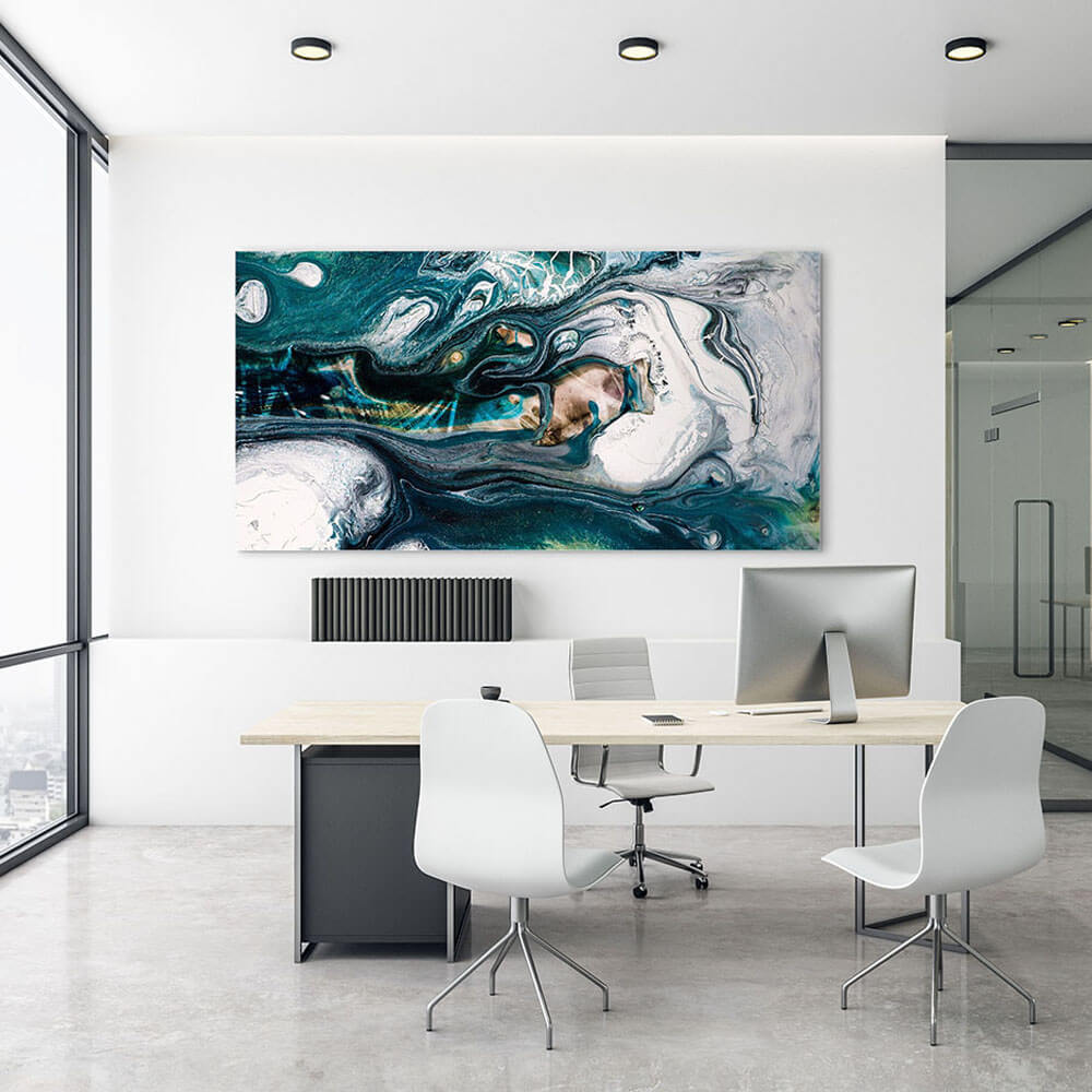Heller Büroraum mit Akustikbild in abstrakten Blau- und Weißtönen an der Wand.
