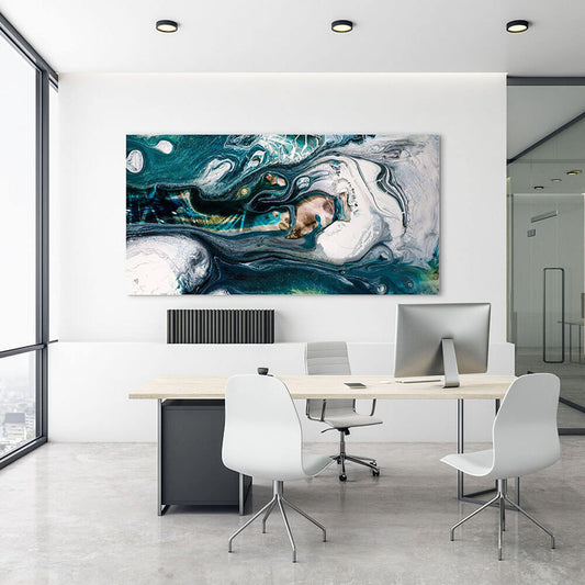 Heller Büroraum mit Akustikbild in abstrakten Blau- und Weißtönen an der Wand.