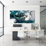 Heller Büroraum mit Akustikbild in abstrakten Blau- und Weißtönen an der Wand.