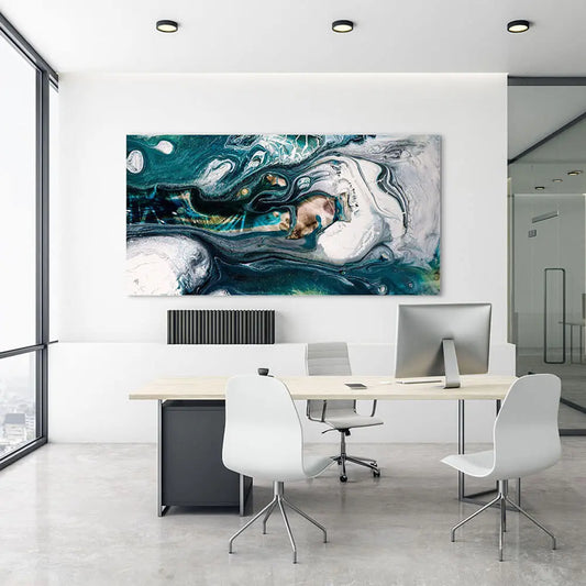 Heller Büroraum mit Akustikbild in abstrakten Blau- und Weißtönen an der Wand.
