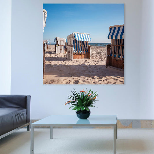 Quadratisches Akustikbild eines Ostsee Strandes auf Usedom mit blau-weiß gestreiften Strandkörben.