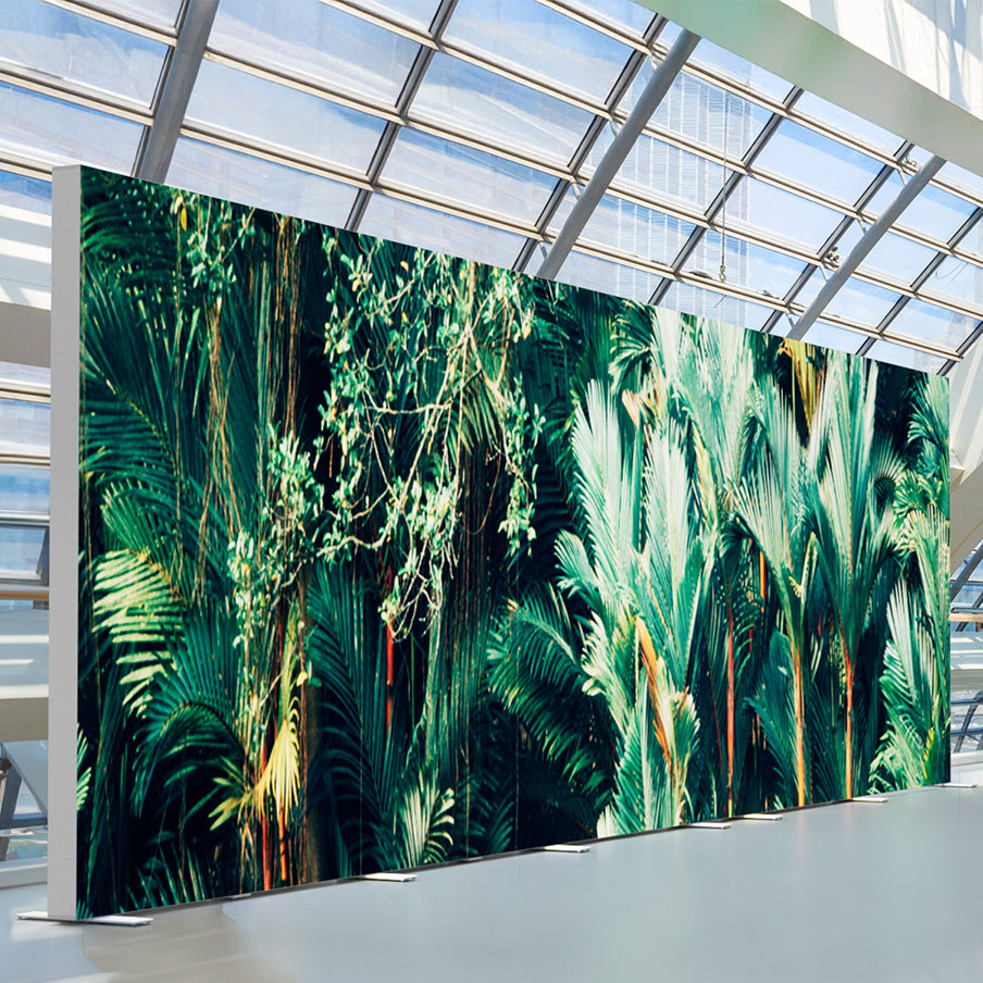 Beleuchtete BIG LEDUP Messewand mit Dschungelmotiv im modernen Glasgebäude.