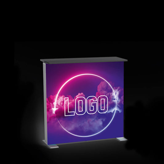 Mobiler LED Messe Counter mit individuellem Logo bestücken. Beleuchtete Messetheke für alle Messestände geeignet.