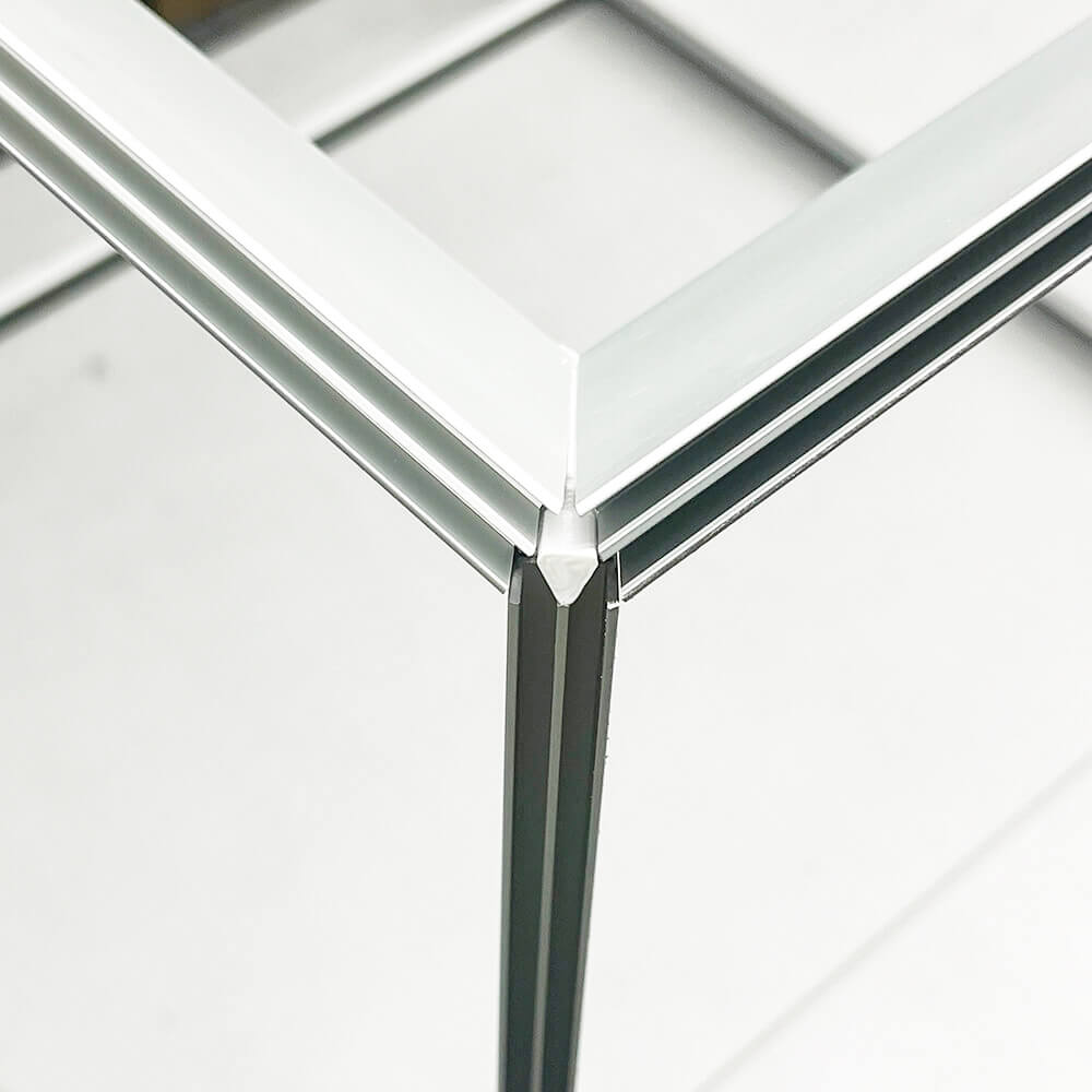 Ecke eine CMessewürfel aus Cube light Profilen, ohne Textil