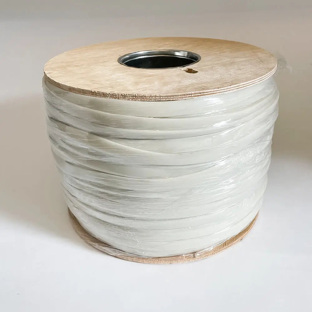 Flachkeder auf Spule als Rollenware für Textilspannrahmen, Messebau und Werbetechnik