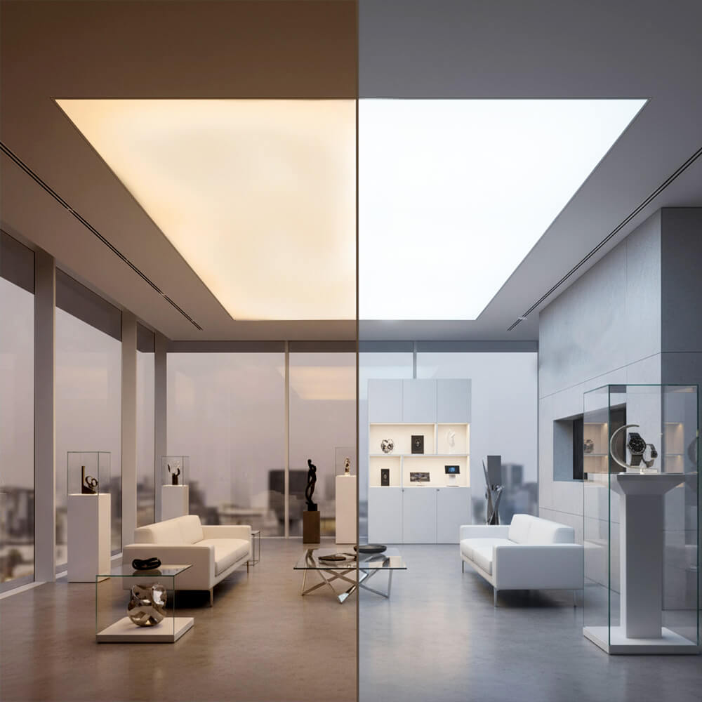 Moderner Showroom mit weißen Sofas und Glasvitrinen, an der Decke eine große LED-Lichtdecke mit Tunable-White-Technologie, die zur Hälfte warmweiß und zur Hälfte kaltweiß leuchtet.