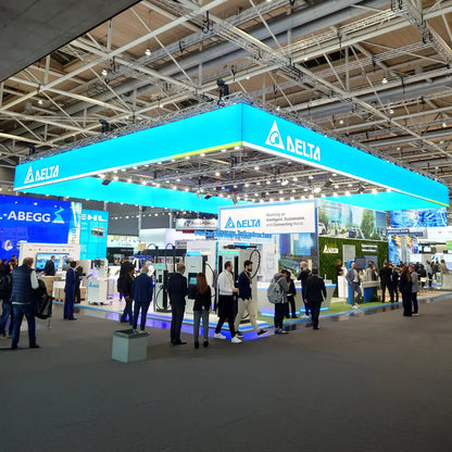 LED Messe-Deckenhänger in Quaderform mit umlaufender Markenbeschriftung über einem Messestand. Auffällige Sichtlösung für maximale Fernwirkung auf Messen und Events