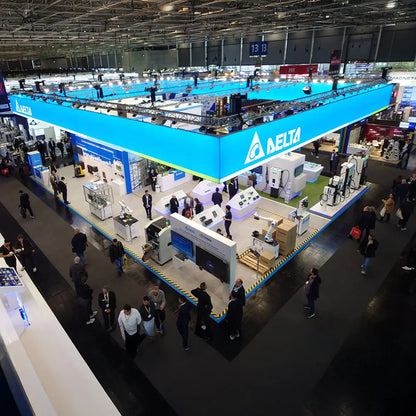 Großformatiger LED-Deckenhänger über einem Messestand mit umlaufender Markenpräsenz. Zentrale Blickfanglösung für maximale Sichtbarkeit und Orientierung in stark frequentierten Messehallen.
