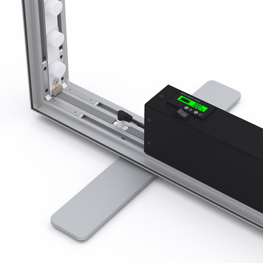 Detailansicht der integrierten LEDUP Battery im Rahmen – mobile Stromversorgung für LED-Messewände.