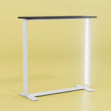 LEDUP Counter ohne Stoffbanner , mit beleuchtetem Aluminiumrahmen und schwarzer Tischplatte auf gelbem Hintergrund.