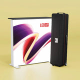 LEDUP Counter mit leuchtendem Stoffbanner und robustem ABS-Transportkoffer, präsentiert auf gelbem Hintergrund.