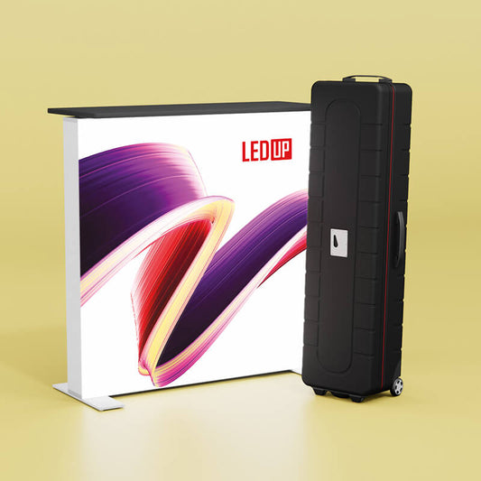 LEDUP Counter mit leuchtendem Textildruck und robustem ABS-Transportkoffer, präsentiert auf gelbem Hintergrund.