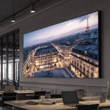 Großformatige Lummea Pro Lichtwand mit Paris-Stadtmotiv in einem modernen Büro. Elegante Integration in die Innenarchitektur für hochwertige Marken- und Rauminszenierung.
