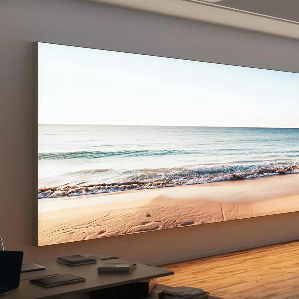 Lummea Pro Lichtwand mit ruhigem Strandmotiv im modernen Innenraum zur entspannten und hochwertigen Raumgestaltung. Großflächige Wandlösung für Arbeits- und Aufenthaltsbereiche.