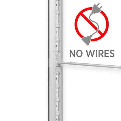 Symbol "no wires" neben der beleuchteten Messestele Lightbox Fold 2go ohne Textilbespannung vor weißem Hintergrund