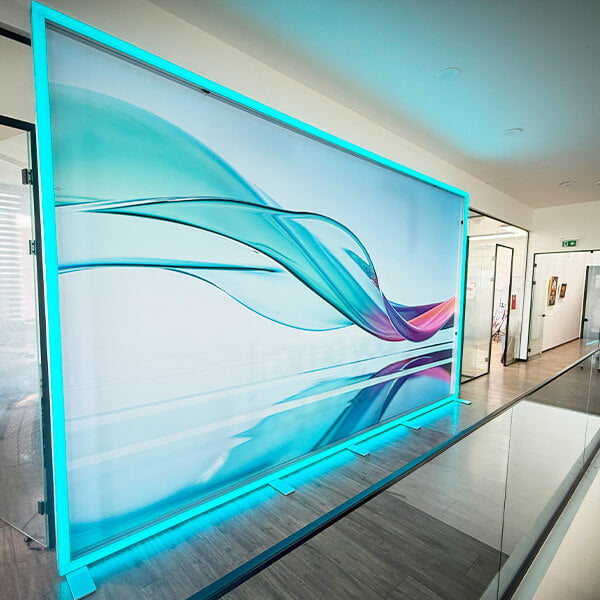 Große türkis leuchtende LINE UP Messewand in Anwendung