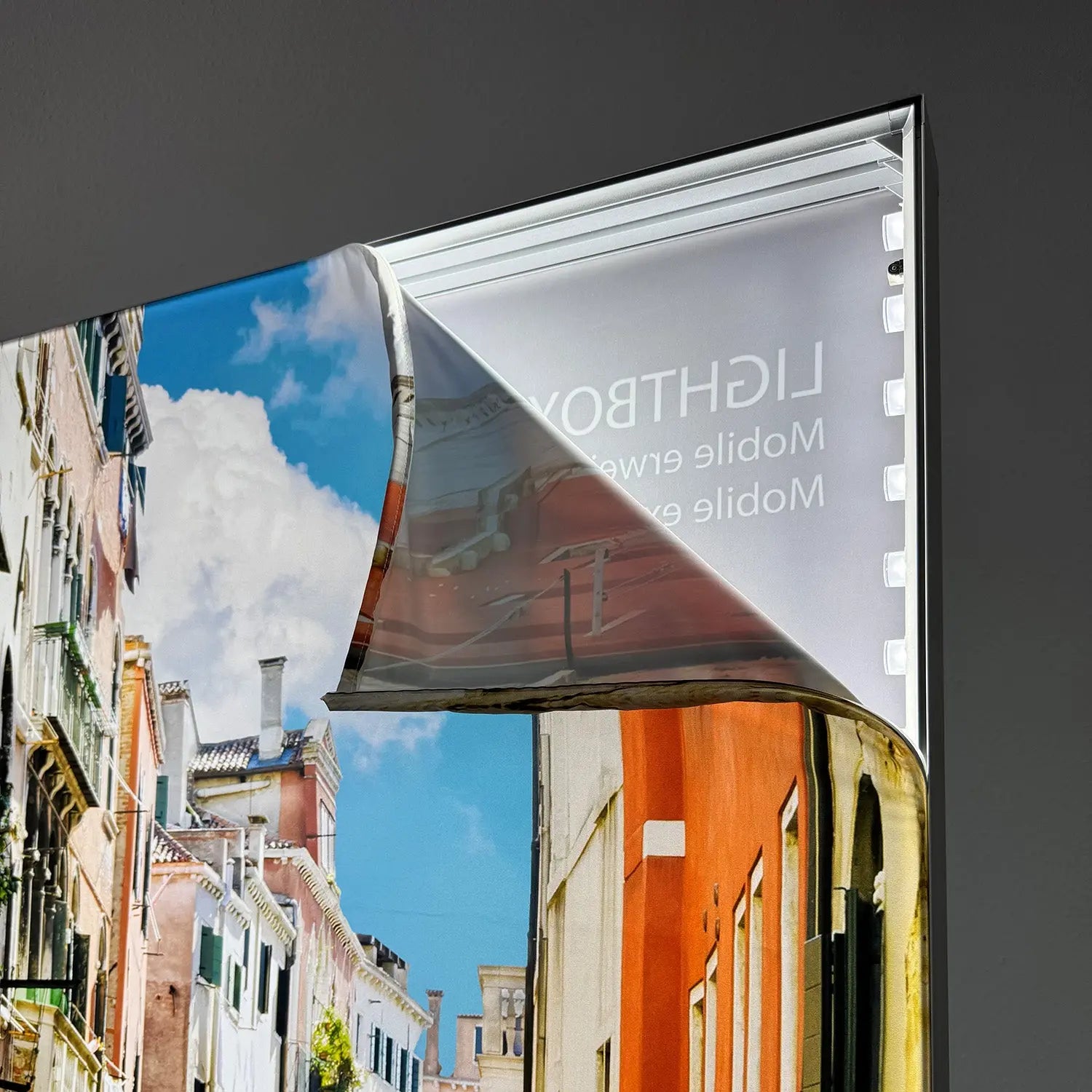 Messewand Lightbox Pro 2go Detail LED mit aufgeklapptem Stoffbanner.