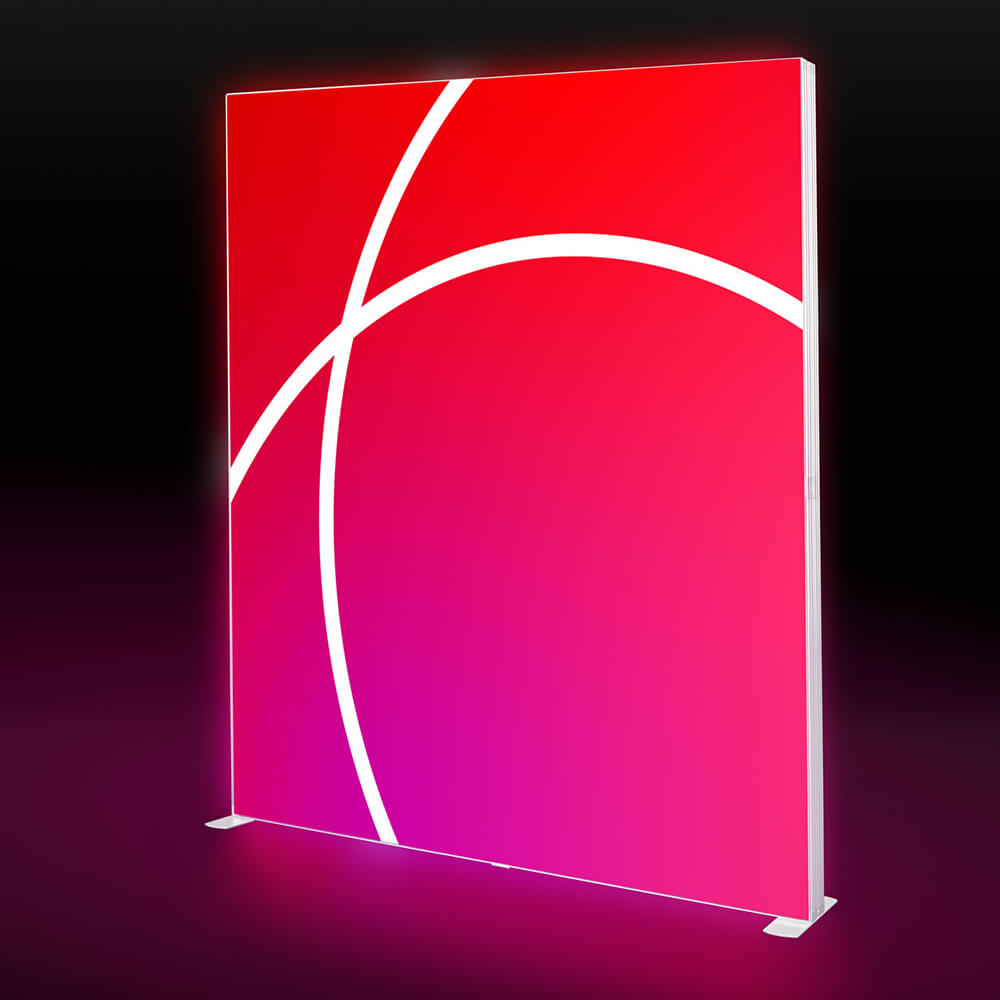 Beleuchtete Messewand Lightbox Pro 2go mit rotem Textildruck bespannt vor schwarzem Hintergrund