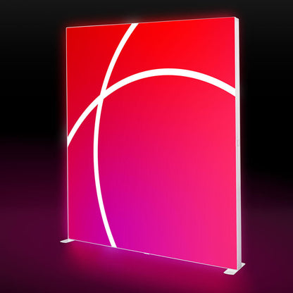 Beleuchtete Messewand Lightbox Pro 2go mit rotem Textildruck bespannt vor schwarzem Hintergrund