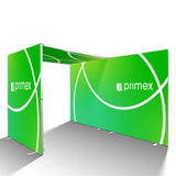 Messestand mit Dach der Unbeleuchteten Messewand Expo Flex 2go mit grüner Textilbespannung vor weißem Hintergrund