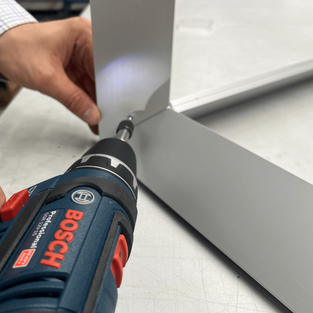 Ein Messewürfel wird montiert