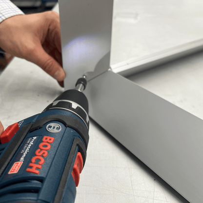 Ein Messewürfel wird montiert