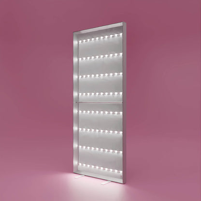 Beleuchteter PIXLIP POP Rahmen auf rosa Hintergrund ohne textildruck – freistehend mit LED-Licht für hinterleuchtete Werbegrafiken.