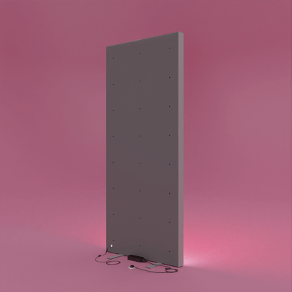 Aufnahme der Rückseite eines PIXLIP POP Messewand mit sichtbarem Netzgerät, Kabeln und Stromanschluss