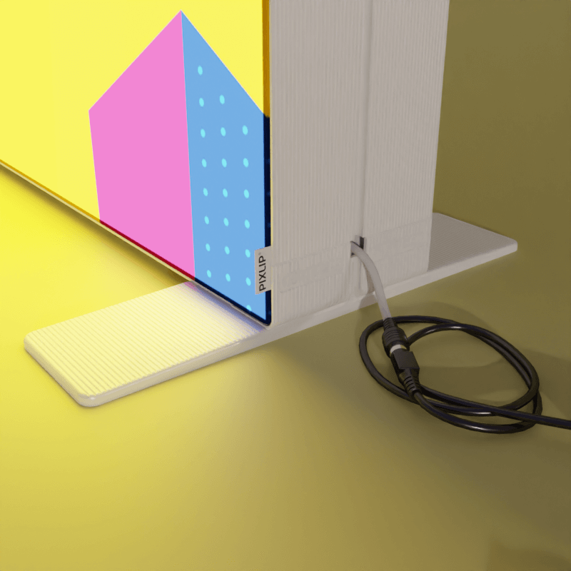 Detailaufnahme des PIXLIP GO Counter S mit eingespanntem Textildruck und mit angeschlossenem Netzkabel.