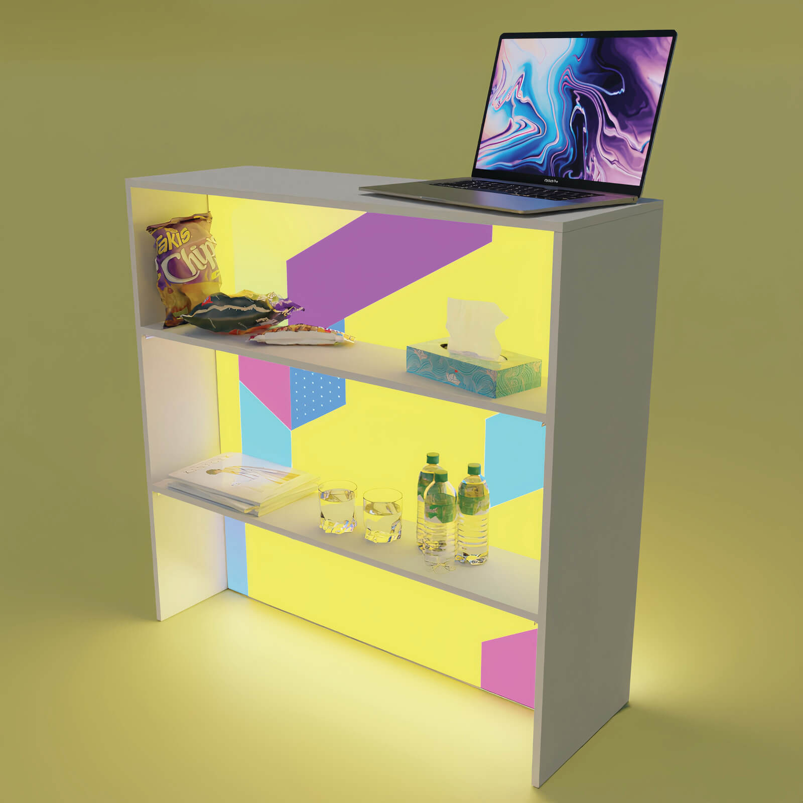 Rückseite eines beleuchteten PIXLIP GO Counters mit mehreren Ablageflächen, auf denen Getränke, Snacks und ein Laptop platziert sind.