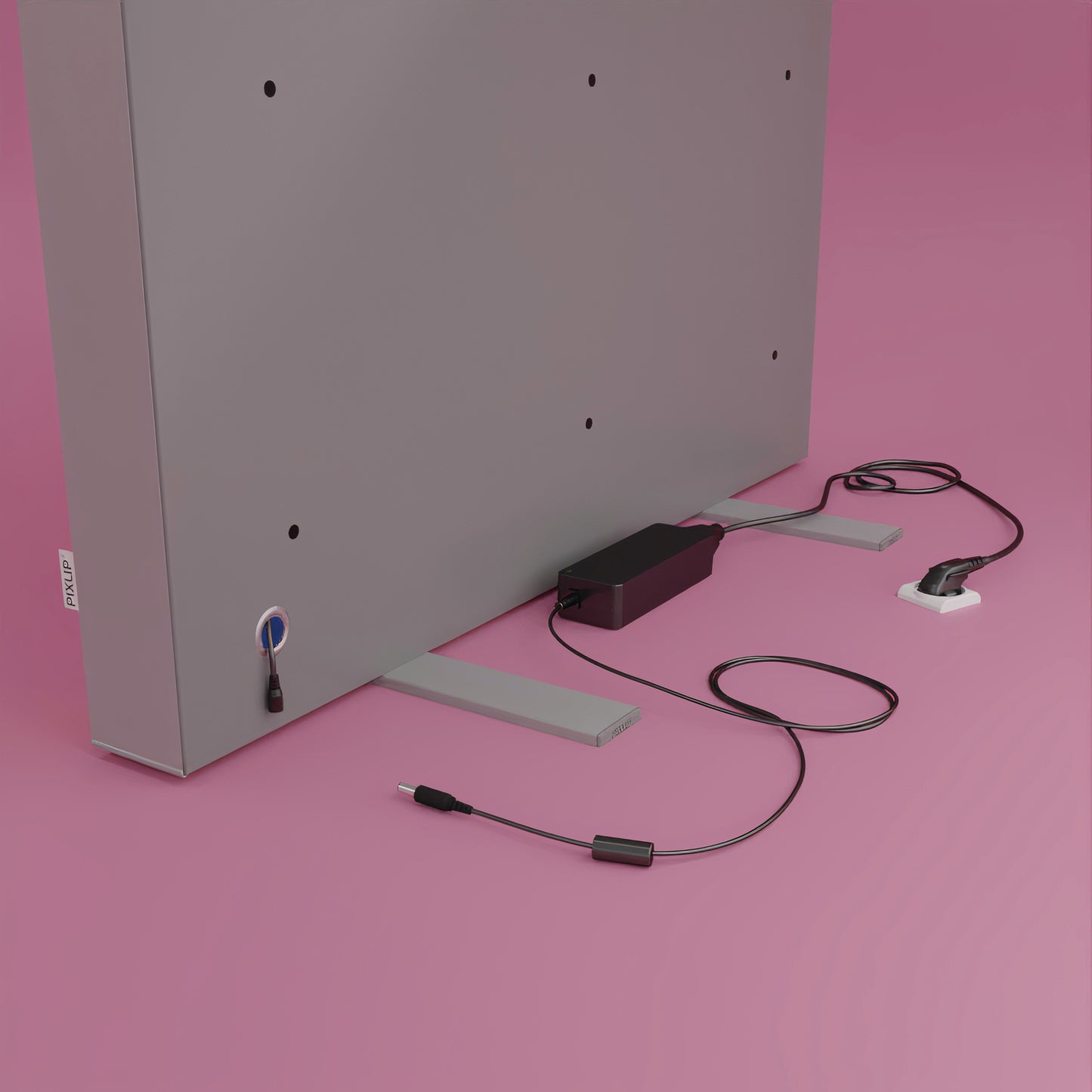 Nahaufnahme der Rückseite eines PIXLIP POP Messewand mit sichtbarem Netzgerät, Kabeln und Stromanschluss