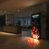 LED Messewand LIGHTBOX FLEX 2go 2.0 mit beleuchtetem Stoffbanner im modernen Innenraum.