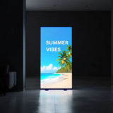 LED Messewand LIGHTBOX FLEX 2go 2.0 mit beleuchtetem Stoffbanner und Strandmotiv im modernen Innenraum