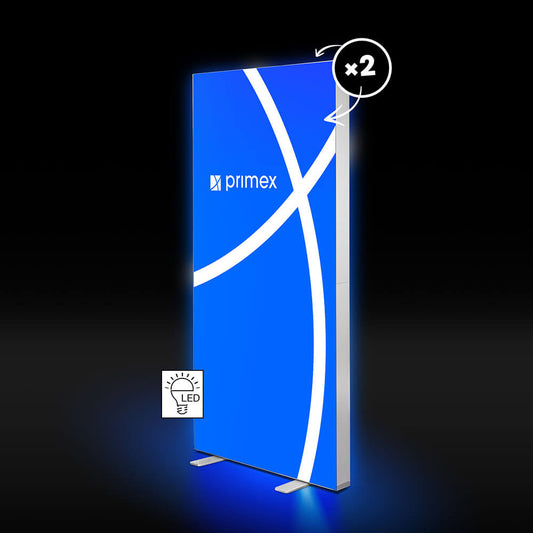 Beleuchtete Messestele Lightbox Flex 2go mit blauer Textilbespannung vor schwarzem Hintergrund