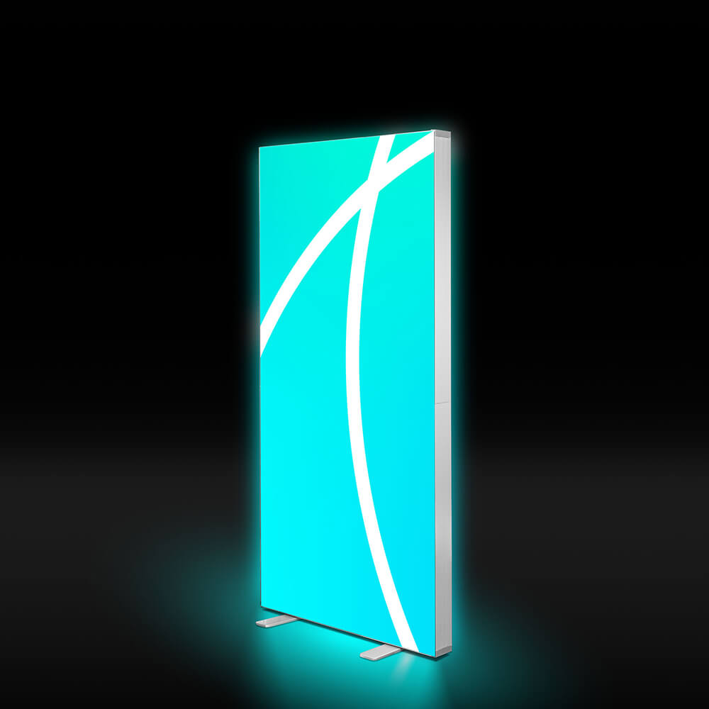 Beleuchtete Messewand der Lightbox Fold 2gomit türkisem Textildruck bespannt vor schwarzem Hintergrund