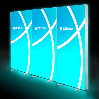 Beleuchtete Messewände der Lightbox Fold 2go in Reihe gestellt vor schwarzem Hintergrund